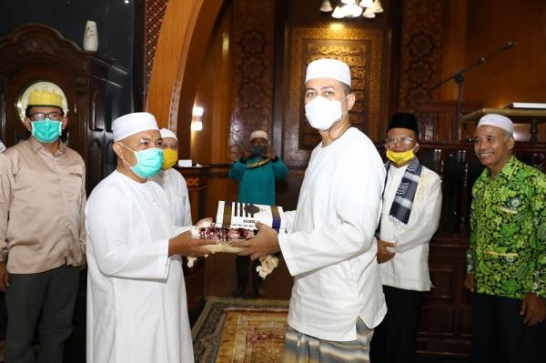 Hadiri Tausiah dan Salat Subuh Berjemaah di Masjid Agung Sibolga, Wagub Sampaikan Pentingnya Jaga Persatuan dan Kekompakan